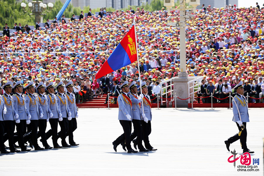  9月3日，中國(guó)人民抗日戰(zhàn)爭(zhēng)暨世界反法西斯戰(zhàn)爭(zhēng)勝利70周年紀(jì)念大會(huì)在北京隆重舉行，有11個(gè)國(guó)家派方隊(duì)、6個(gè)國(guó)家派代表隊(duì)來華參加閱兵。圖為蒙古國(guó)武裝力量方隊(duì)通過天安門廣場(chǎng)。中國(guó)網(wǎng)記者 楊佳攝 