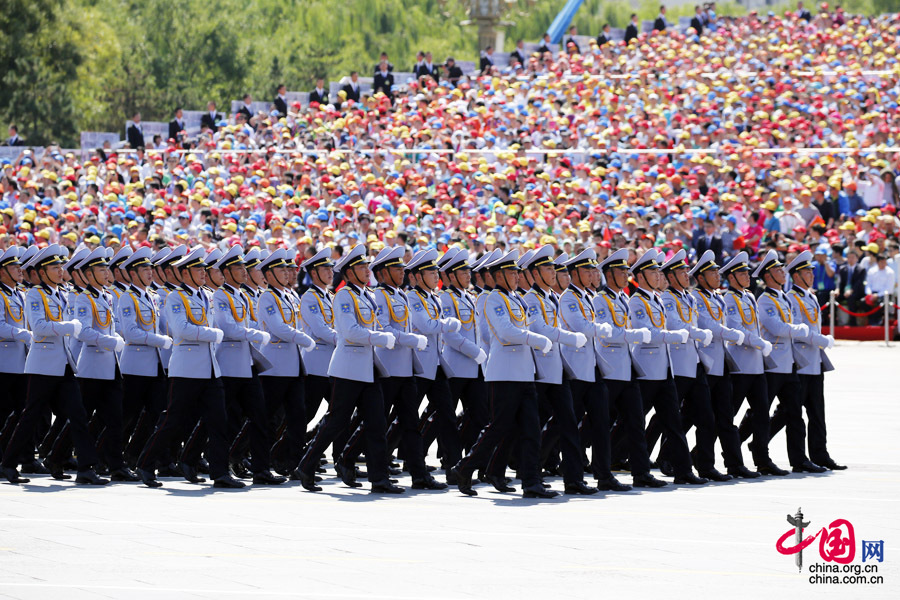  9月3日，中國人民抗日戰(zhàn)爭暨世界反法西斯戰(zhàn)爭勝利70周年紀念大會在北京隆重舉行，有11個國家派方隊、6個國家派代表隊來華參加閱兵。圖為蒙古國武裝力量方隊通過天安門廣場。中國網(wǎng)記者 楊佳攝