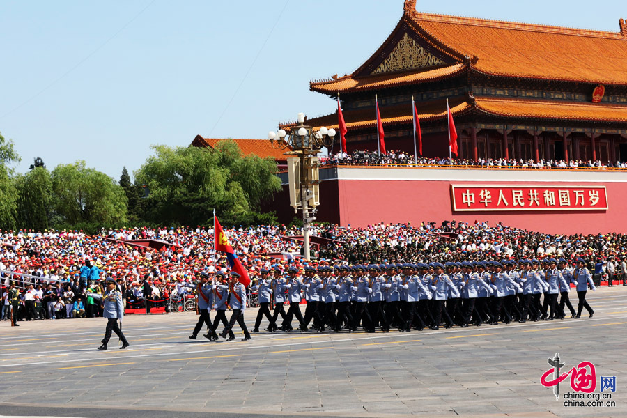 9月3日，中國人民抗日戰(zhàn)爭暨世界反法西斯戰(zhàn)爭勝利70周年紀念大會在北京隆重舉行，有11個國家派方隊、6個國家派代表隊來華參加閱兵。圖為蒙古國武裝力量方隊通過天安門廣場。中國網(wǎng)記者 董寧攝