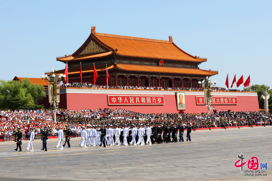  9月3日，中國人民抗日戰(zhàn)爭暨世界反法西斯戰(zhàn)爭勝利70周年紀念大會在北京隆重舉行，有11個國家派方隊、6個國家派代表隊來華參加閱兵。圖為墨西哥武裝力量方隊通過天安門廣場。中國網(wǎng)記者 董寧攝