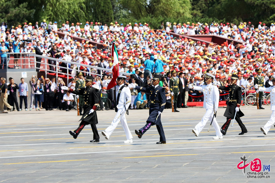 9月3日，中國人民抗日戰(zhàn)爭暨世界反法西斯戰(zhàn)爭勝利70周年紀(jì)念大會在北京隆重舉行，有11個國家派方隊、6個國家派代表隊來華參加閱兵。圖為墨西哥武裝力量方隊通過天安門廣場。中國網(wǎng)記者 董寧攝