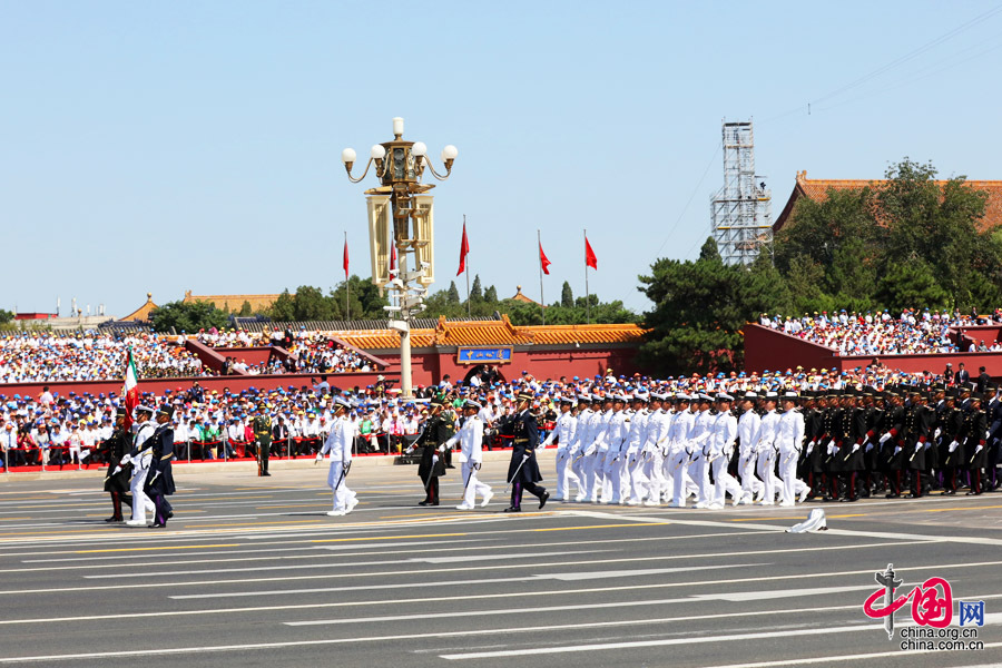 9月3日，中國(guó)人民抗日戰(zhàn)爭(zhēng)暨世界反法西斯戰(zhàn)爭(zhēng)勝利70周年紀(jì)念大會(huì)在北京隆重舉行，有11個(gè)國(guó)家派方隊(duì)、6個(gè)國(guó)家派代表隊(duì)來(lái)華參加閱兵。圖為墨西哥武裝力量方隊(duì)通過(guò)天安門(mén)廣場(chǎng)。中國(guó)網(wǎng)記者 董寧攝