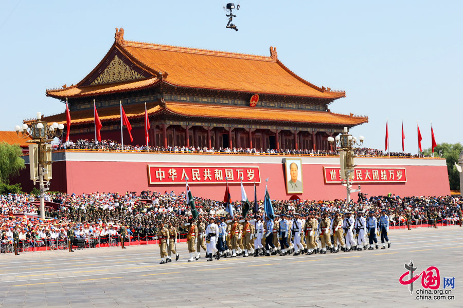 9月3日，中國人民抗日戰(zhàn)爭暨世界反法西斯戰(zhàn)爭勝利70周年紀(jì)念大會在北京隆重舉行，有11個國家派方隊(duì)、6個國家派代表隊(duì)來華參加閱兵。圖為巴基斯坦武裝力量方隊(duì)通過天安門廣場。中國網(wǎng)記者 董寧攝 