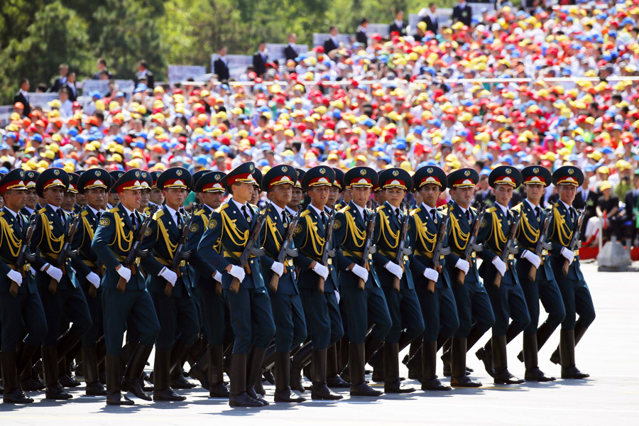  9月3日，中國人民抗日戰(zhàn)爭暨世界反法西斯戰(zhàn)爭勝利70周年紀(jì)念大會在北京隆重舉行，有11個國家派方隊、6個國家派代表隊來華參加閱兵。圖為塔吉克斯坦武裝力量方隊通過天安門廣場。中國網(wǎng)記者 楊佳攝