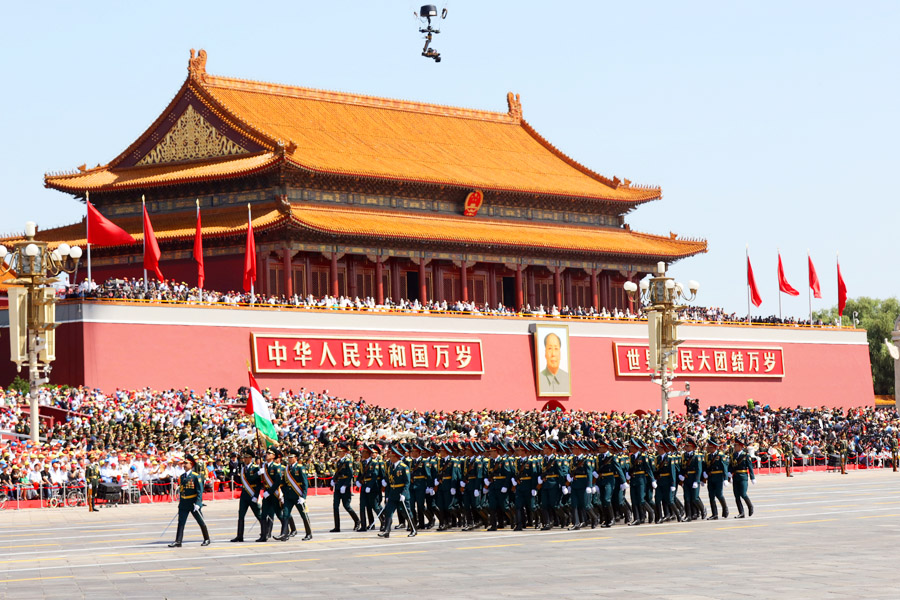 9月3日，中國(guó)人民抗日戰(zhàn)爭(zhēng)暨世界反法西斯戰(zhàn)爭(zhēng)勝利70周年紀(jì)念大會(huì)在北京隆重舉行，有11個(gè)國(guó)家派方隊(duì)、6個(gè)國(guó)家派代表隊(duì)來華參加閱兵。圖為塔吉克斯坦武裝力量方隊(duì)通過天安門廣場(chǎng)。中國(guó)網(wǎng)記者 董寧攝