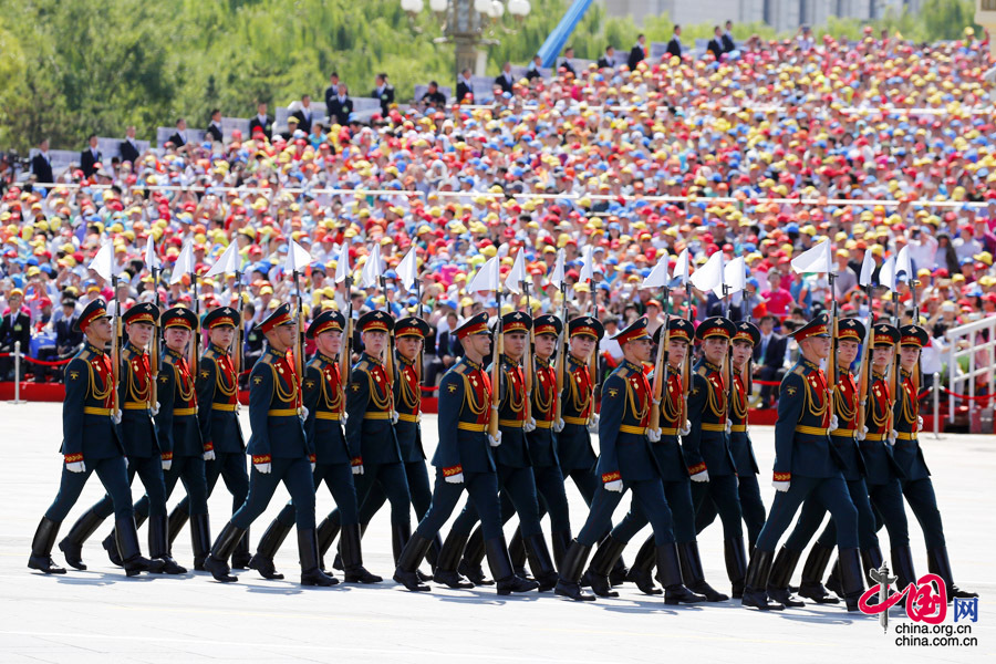  9月3日，中國人民抗日戰(zhàn)爭暨世界反法西斯戰(zhàn)爭勝利70周年紀念大會在北京隆重舉行，有11個國家派方隊、6個國家派代表隊來華參加閱兵。圖為俄羅斯聯(lián)邦武裝力量方隊通過天安門廣場。中國網(wǎng)記者 楊佳攝