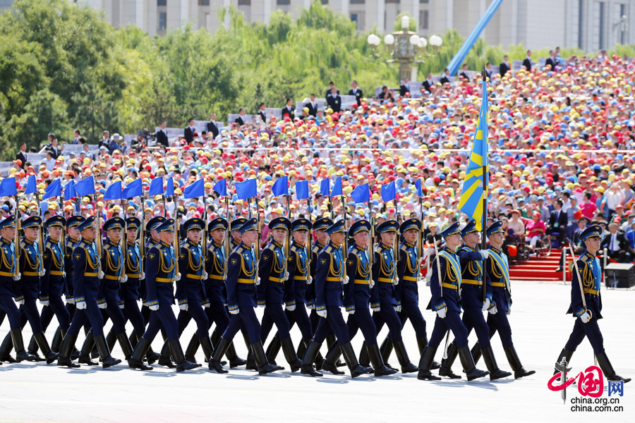 9月3日，中國人民抗日戰(zhàn)爭暨世界反法西斯戰(zhàn)爭勝利70周年紀念大會在北京隆重舉行，有11個國家派方隊、6個國家派代表隊來華參加閱兵。圖為俄羅斯聯邦武裝力量方隊通過天安門廣場