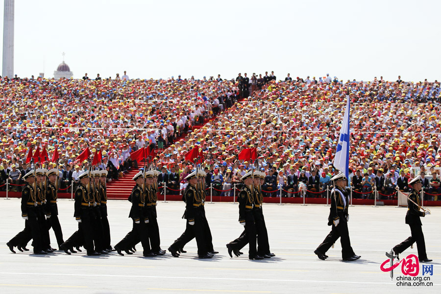 9月3日，中國人民抗日戰(zhàn)爭暨世界反法西斯戰(zhàn)爭勝利70周年紀念大會在北京隆重舉行，有11個國家派方隊、6個國家派代表隊來華參加閱兵。圖為俄羅斯聯(lián)邦武裝力量方隊通過天安門廣場